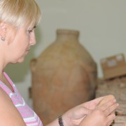 Pottery restoration for Tel Kinrot; photograph by S. Münger